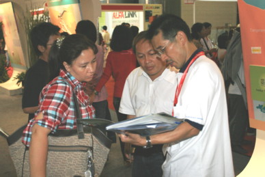 Fig.4 JICA staff responding to visitors’ queries attentively