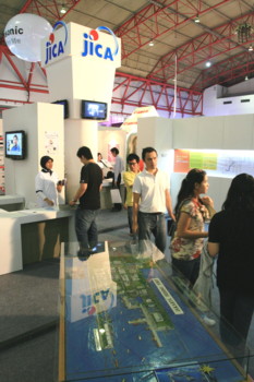 Fig.5 The booth combines the element for seeing and experiencing