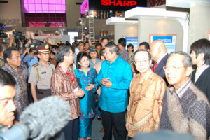 Fig.7 Chief Representative of JICA Indonesia, Mr. SAKAMOTO, briefs President Yudhoyono at JICA Booth