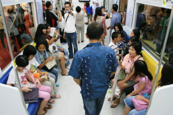 Fig.8 Expo visitors pack the MRT train day and night to get “the feel of a train ride”