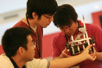 Fig.9 The instructor of the team from Kumamoto gives input to his team members during rehearsal