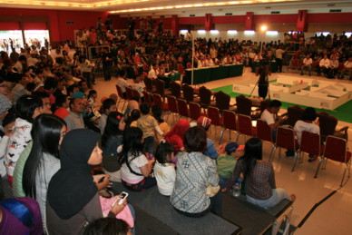 Fig.11 Spectators filling up the hall from morning to afternoon