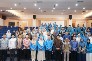 Foto dengan para peserta