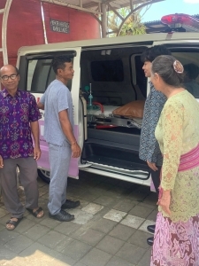 Ambulans yang diserahterimakan