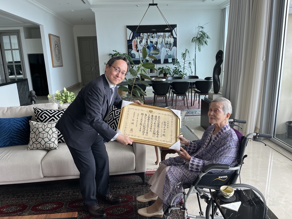 Ibu Matsuda Isae menerima piagam penghargaan dari Kuasa Usaha ad Interim Myochin