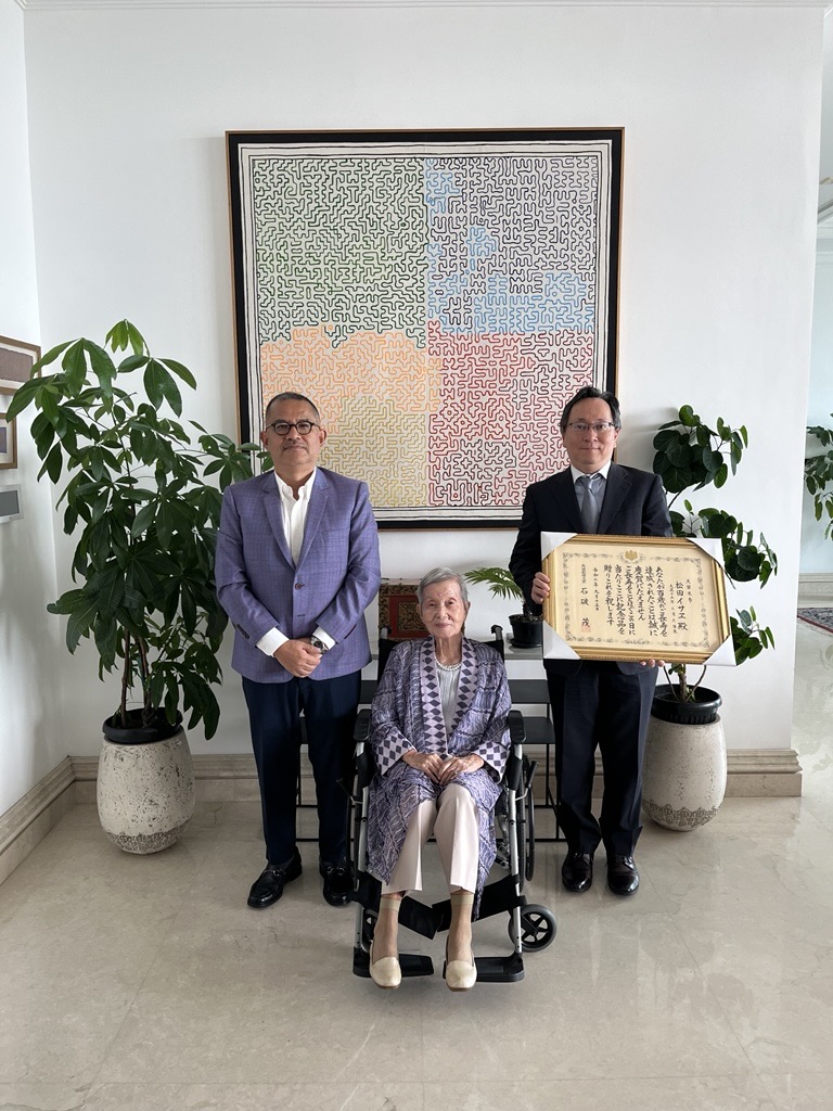 Ibu Matsuda Isae dan keluarga berfoto bersama dengan Kuasa Usaha ad Interim Myochin