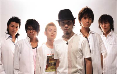 INSPi, dari ki-ka : Kita Takehiko (vocalist), Sugita Atsushi (vocalist, leader), Ookura Tomoyuki (vocalist), Okumura Shinji (vocalist), Tsukata Akira (bass vocalist) dan Watanabe Takafumi (vocalist percussion)