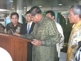 ユドヨノ大統領と佐藤臨時代理大使