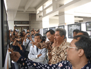 Duta Besar Iimura sedang meninjau panel gedung kampus