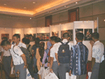 para pengujung yang memadati stand pernak-pernik Jepang