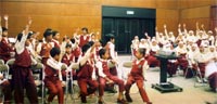 para siswa yang bersemangat menjawab pertanyaan quiz