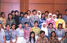 Siswa/i SMUN 81 Jakarta berfoto bersama dengan Minster Sato seusai acara