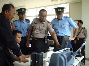 Polisi yang sedang bertugas menjaga keamanan wilayahnya di pos polisi yang baru dibangun
